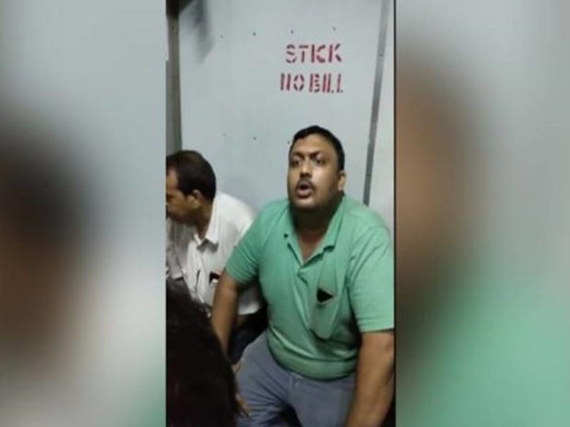 girl harassed in kolkata train by co passengers threatened over wearing jeans while travelling in general compartment facebook post goes viral | ट्रेनमध्ये सीट मागणाऱ्या तरुणीला 'तो' म्हणाला,'घरी जाऊन एकमेकांच्या मांडीवर बसा!'