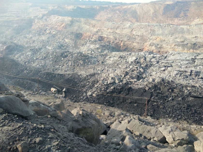 Accident in coal mines in Chandrapur, three laborers out of humble, still out of work, likely to get stuck | चंद्रपूरात कोळसा खाणीत दुर्घटना, तीन कामगारांना ढिगा-याखालून काढले बाहेर, अजूनही काही कामागार अडकल्याची शक्यता