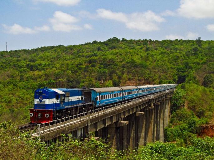 Undo four trains on Konkan railway line | कोकण रेल्वे मार्गावरील चार गाड्या पूर्ववत