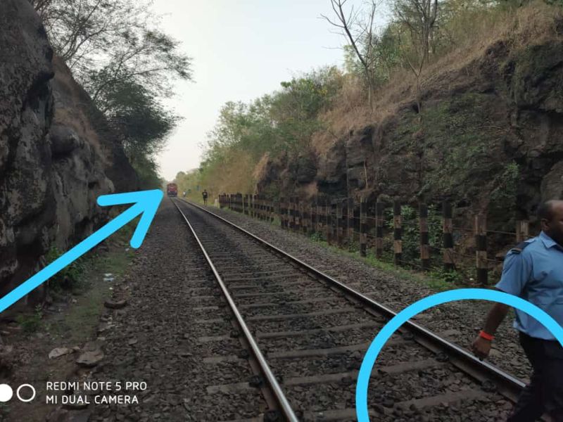 Konkan Railway news | डबे सोडून पुढे धावले इंजिन, कोकण रेल्वे मार्गावर मोठा अपघात टळला