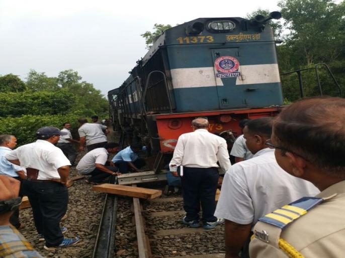 Machine collapses on Konkan Railway route, Ratnagiri railway station | कोकण रेल्वे मार्गावर मशीन घसरले, रत्नागिरी रेल्वेस्थानकची घटना