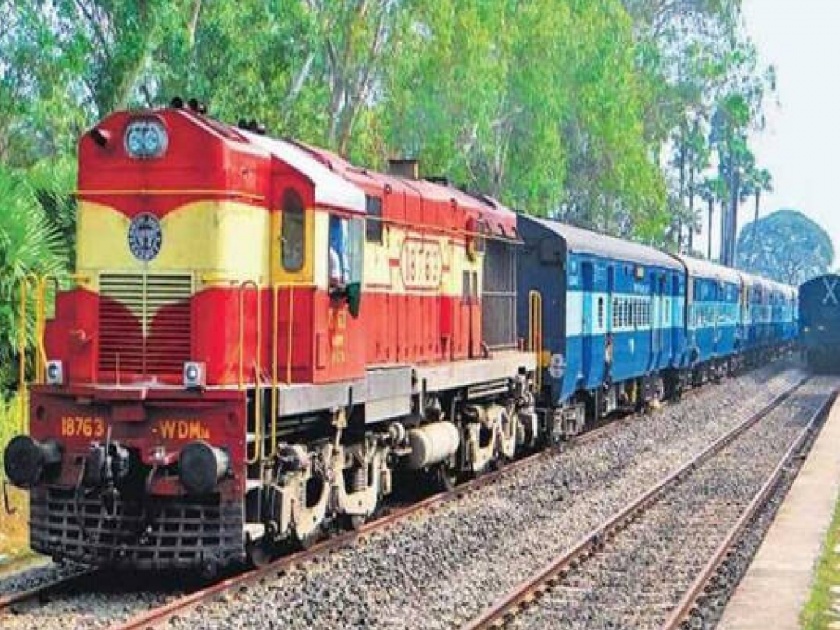 Engine failure of Konkan Kanya Express, train service disrupted | कोकणकन्या एक्स्प्रेसच्या इंजिनमध्ये बिघाड, रेल्वे वाहतूक विस्कळीत 