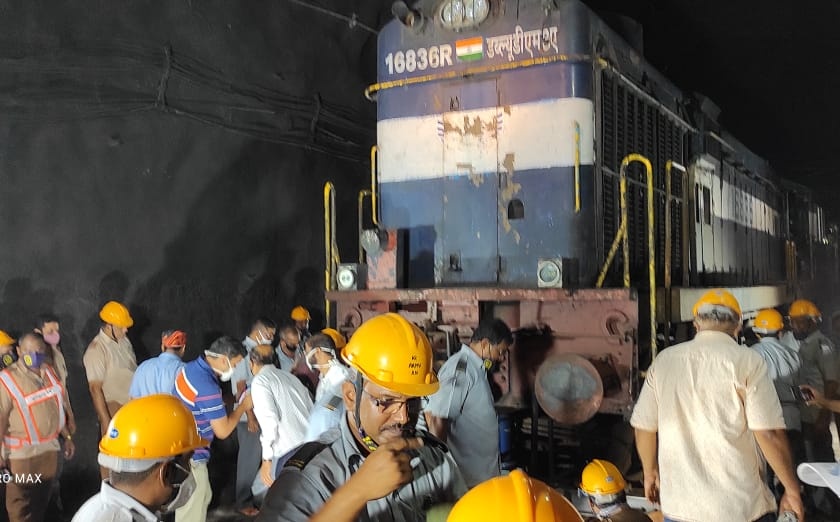 The engine of the capital slowed down due to the patient, on the railway tracks in just five and a half hours | दरडीमुळे राजधानीचे इंजिन घसरले, अवघ्या पावणेचार तासात रेल्वे रुळावर