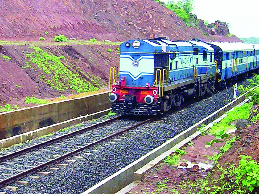 Transportation of Konkan Railway affected | विद्युतीकरण मशीन रुळांवरून घसरल्याने कोकण रेल्वेची वाहतूक ठप्प