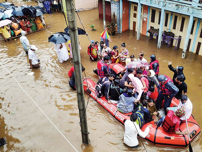Floods flooding 4 villages; Demand for declaration of national disaster | ७०८ गावांना पुराचा वेढा; राष्ट्रीय आपत्ती जाहीर करण्याची मागणी