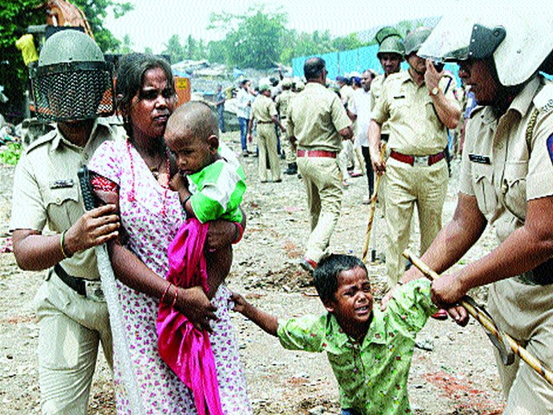  Action taken on deletion of unauthorized slums at Kolhapur, Koparkhairane, during violation of encroachment | अतिक्रमणविरोधी कारवाईवेळी दगडफेक, कोपरखैरणे येथे अनधिकृत झोपड्या हटवताना घडला प्रकार