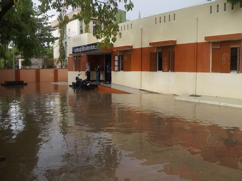 The roof of the Kopargaon land records office leaked in the first rain; Twenty lakhs spent on water | कोपरगाव भूमी अभिलेख कार्यालयाच्या छताला पहिल्याच पावसात गळती; वीस लाखांचा खर्च पाण्यात