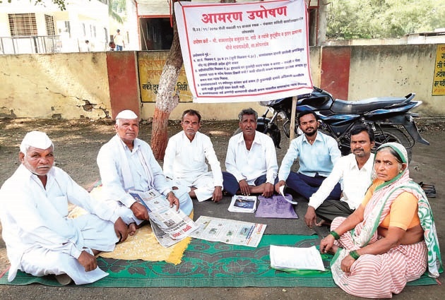 Fasting in the Kopargaon Panchayat Samiti of the farmers to cancel the unauthorized entry of income | मिळकतीची अनाधिकृत नोंद रद्द होण्यासाठी शेतक-याचे कोपरगाव पंचायत समितीत उपोषण