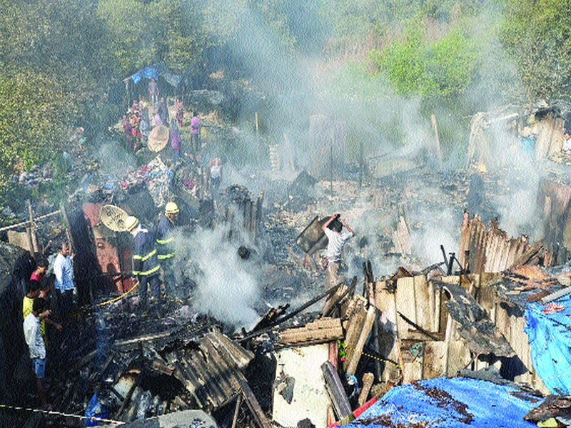 Fire, cylinder blast: 20 slums in Koparkhairane | कोपरखैरणेमध्ये झोपड्यांना आग, सिलिंडरचा स्फोट : २० झोपड्या खाक