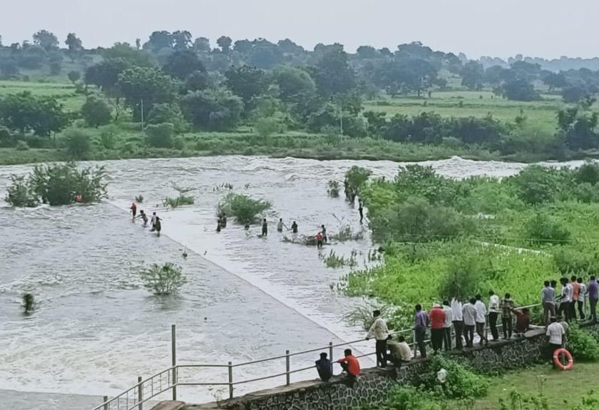 Three youths were trapped in the water flow of Koradi project | कोराडी प्रकल्पाच्या सांडव्यात तीन युवक अडकले