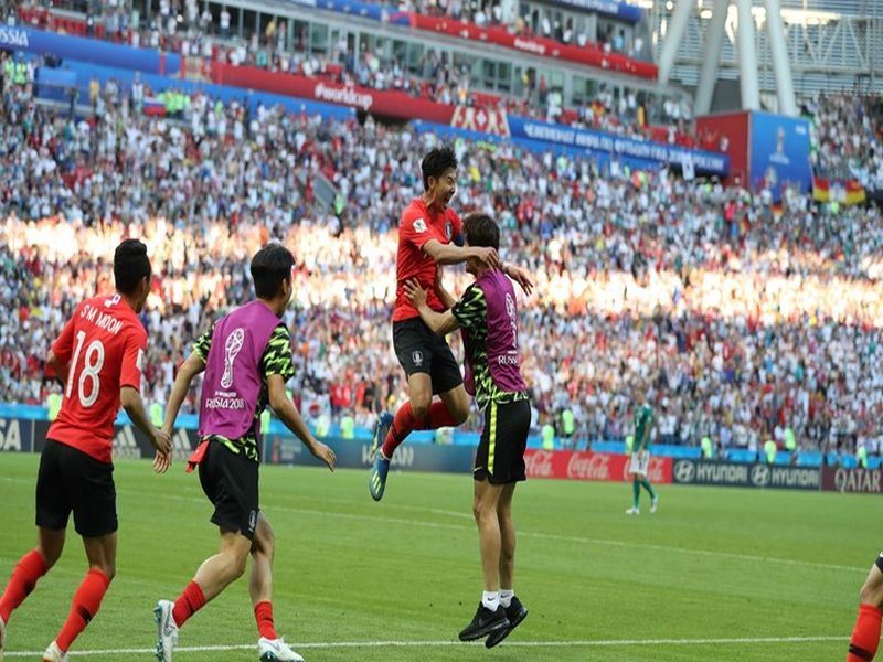 FIFA Football World Cup 2018: Korean team won heart | FIFA Football World Cup 2018 : 'नेव्हर से डाय' बाण्याच्या कोरियन संघाने जिंकली मने