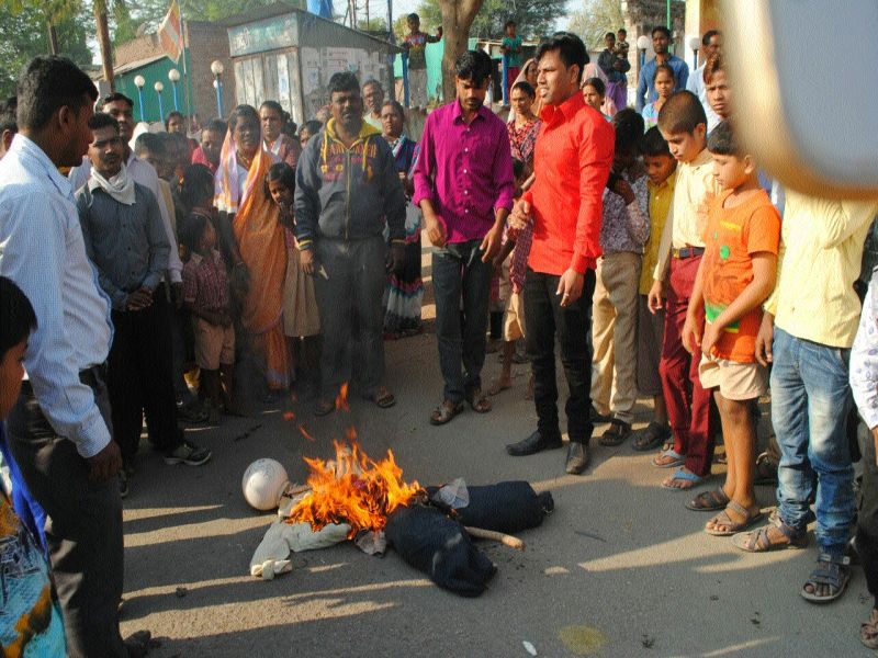 The symbolic statue of the government, combustion of Saigawi is closed: the Bhima Koregaon incident | सरकारच्या प्रतिकात्मक पुतळ्याचे दहन, सायगावी कडकडीत बंद : भिमा कोरेगाव घटनेचे पडसाद