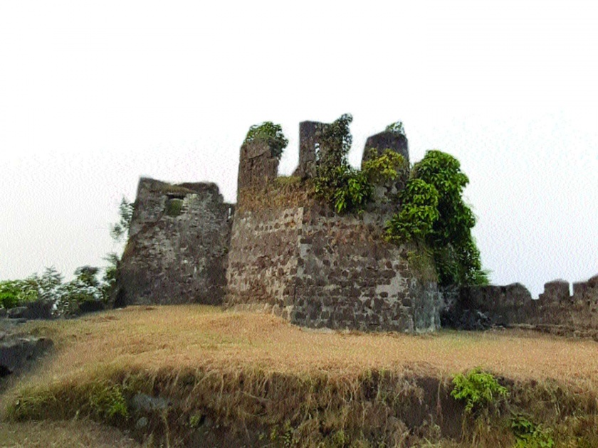 The possibility of collapsing the Buruj of Korlai fort | कोर्लई किल्ल्याचे बुरूज ढासळण्याची शक्यता