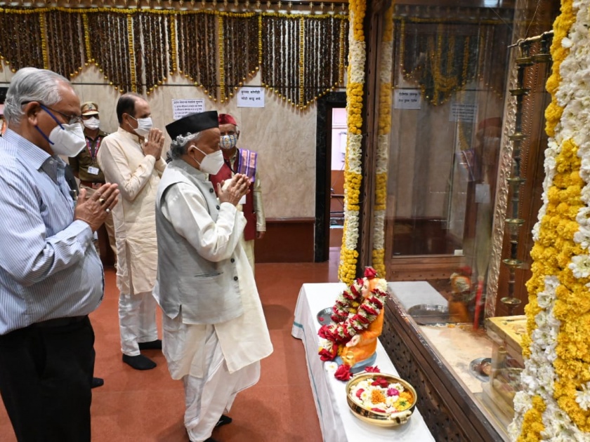 Governor visits Guru Mauli in Karanja | राज्यपालांनी कारंजात घेतले गुरु माऊलींचे दर्शन