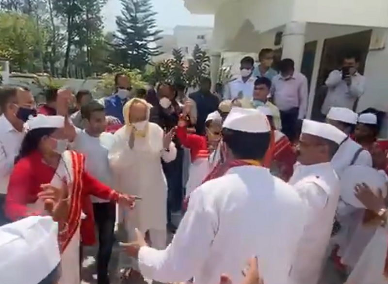 Maharashtra Governor Bhagat Singh Koshyari celebrated Holi at his residence in Uttarakhand | VIDEO : राज्यपाल भगतसिंह कोश्यारींनी साजरी केली होळी, पारंपरिक वाद्यांवर धरला ठेका!