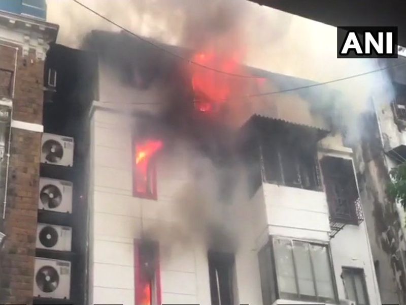 Fire at the Kothari House Building in Girgaon | VIDEO : गिरगावातील कोठारी हाऊस इमारतीला आग, एकाचा मृत्यू