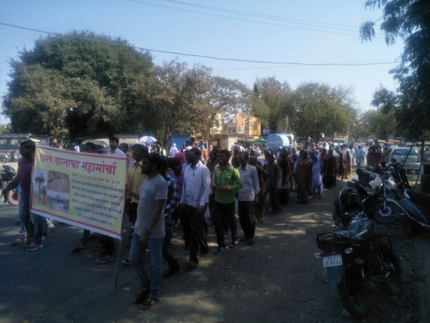 Rehabilitated vilagers rally on irrigation office | पुनर्वसीत कौलखेडचे गावकरी धडकले लघुपाटबंधारे कार्यालयावर; अभियंत्यांशी केली चर्चा
