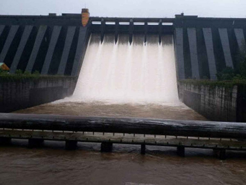 discharge of 49 thousand cusecs of water from Koyna dam and warning to the riverside villages | कोयनेतून ४९ हजार क्सुसेक पाण्याचा विसर्ग; नदीकाठच्या गावांना सतर्कतेचा इशारा
