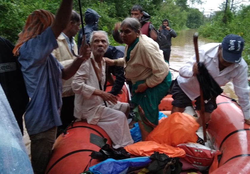 Revenue Department starts distributing aid to flood victims; 5,000 in cash and 10 thousand in bank for Kolhapur, Satara, Sangli flood | Maharashtra Flood: महसूल विभागाकडून पूरग्रस्तांना मदतीचं वाटप सुरु; 5 हजार रोख तर 10 हजार बँकेत जमा होणार 