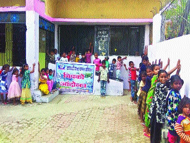 Chipko agitation in Nagpur to save Marathi school | मराठी शाळा वाचविण्यासाठी नागपुरात ‘चिपको आंदोलन’
