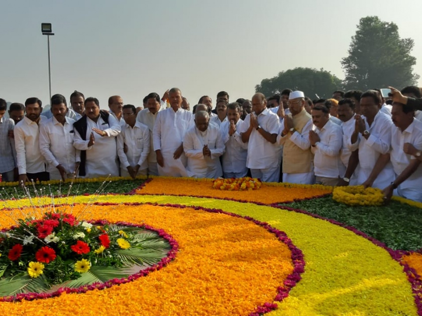 The late Yashwantrao Chavan paid tribute to the dignitaries | दिवंगत यशवंतराव चव्हाण यांना मान्यवरांची आदरांजली--शरद पवार यांच्यासह विविध क्षेत्रातील मान्यवर
