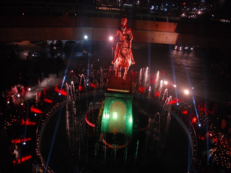 Symbol of the Sovereignty : Chhatrapati Shivaji Maharaja's Statue at kranti chowk | सर्वधर्म समभावाचे प्रतीक क्रांतीचौकातील छत्रपतींचा पुतळा