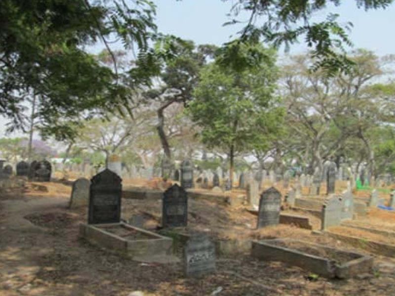 The funeral requires 13 kms, the graveyard demand | अंत्यविधीसाठी जावे लागते १३ किलोमीटर, कब्रस्तानची मागणी