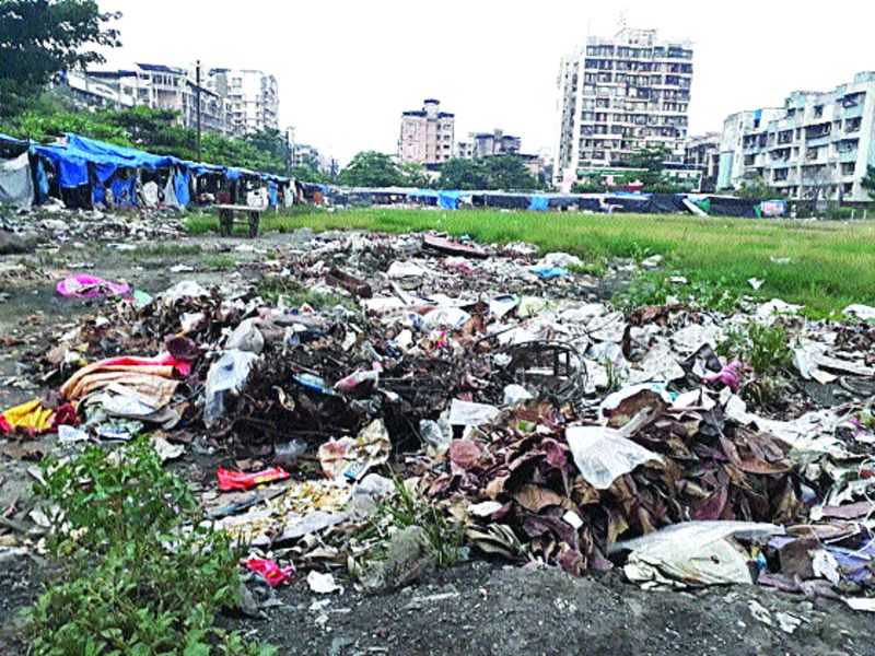 Daily market waste to an empty plot | दैनंदिन बाजाराचा कचरा मोकळ्या भूखंडावर