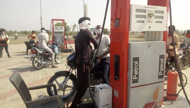 Caution of petrol pump holders to avoid corona | कोरोना’पासून बचावासाठी पेट्रोलपंप धारकांची खबरदारी 