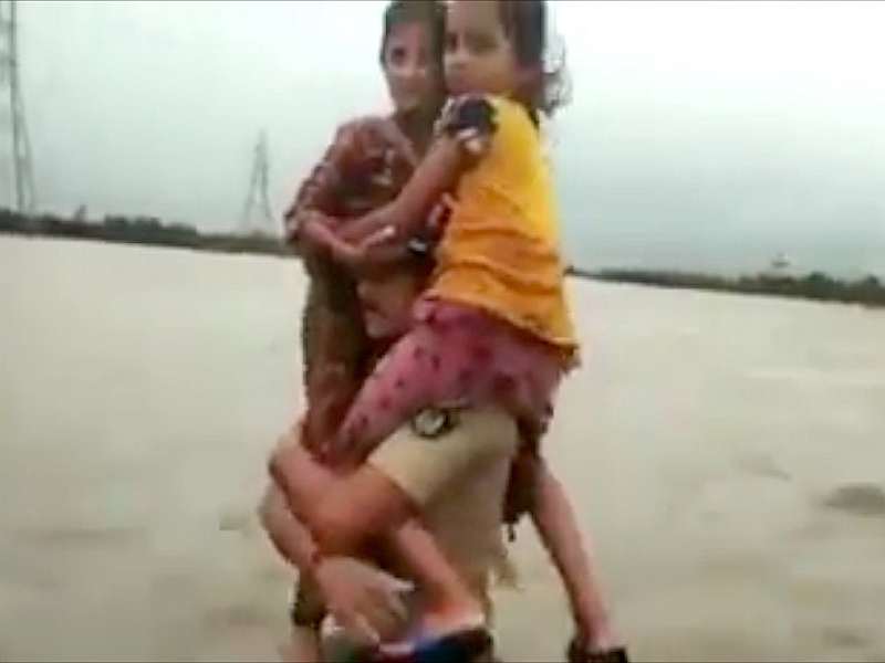 Video: Chief Minister's vijay rupani salute to police constable who work hard in flood morbi | Video : महापूरात 'वासुदेव' बनलेल्या पोलिसाला मुख्यमंत्र्यांचा 'सॅल्यूट'