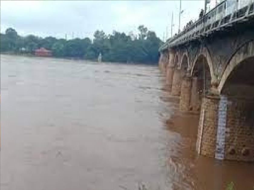 Less rain in Sangli district, The water level of Krishna river is decreasing slowly | सांगली जिल्ह्यात पावसाच्या तुरळक सरी, कृष्णा नदीची पाणीपातळी मंदगतीने घटतेय