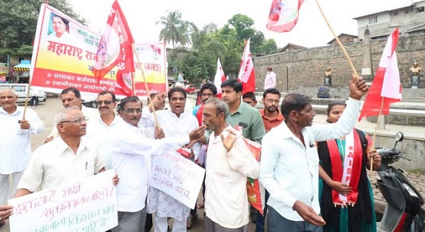 Repeal of agricultural laws Anandotsav in Kolhapur | तीन कृषी कायदे रद्द; कोल्हापुरात पेढे वाटून आनंदोत्सव