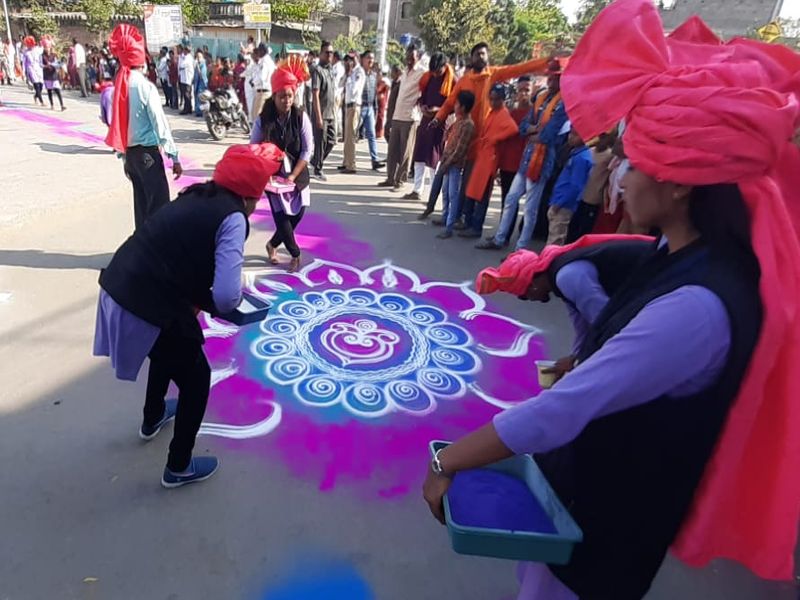 Young men and women of Gajanan Maharaj's manifest day Wardha rangoli in Shegaon | गजानन महाराज यांच्या प्रकटदिनी वर्धेच्या तरुण-तरुणींनी रेखाटली शेगावात रांगोळी