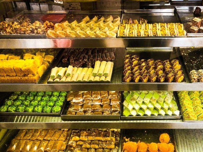 There will be less railchail in the sweet shops | मिठाईतील दुकानांमध्ये कमी रेलचेल