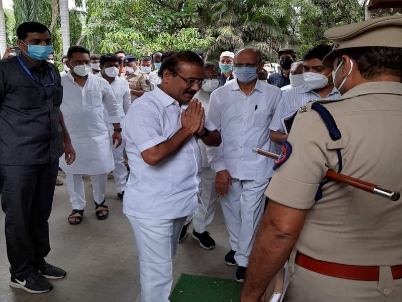CoronaVirus News: Health Minister Rajesh Tope arrived in Jalgaon without wearing a mask | CoronaVirus News: नियमांची एैशीतैशी! मास्कची सक्ती असलेल्या जळगावात आरोग्यमंत्रीच मास्कशिवाय