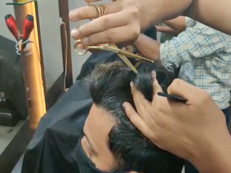 Amateur Kolhapurkar! Hair cut with gold scissors; Glad to start a salon business | हौशी कोल्हापूरकर! सोन्याच्या कात्रीने कापले केस; सलून व्यवसाय सुरू झाल्याचा आनंद