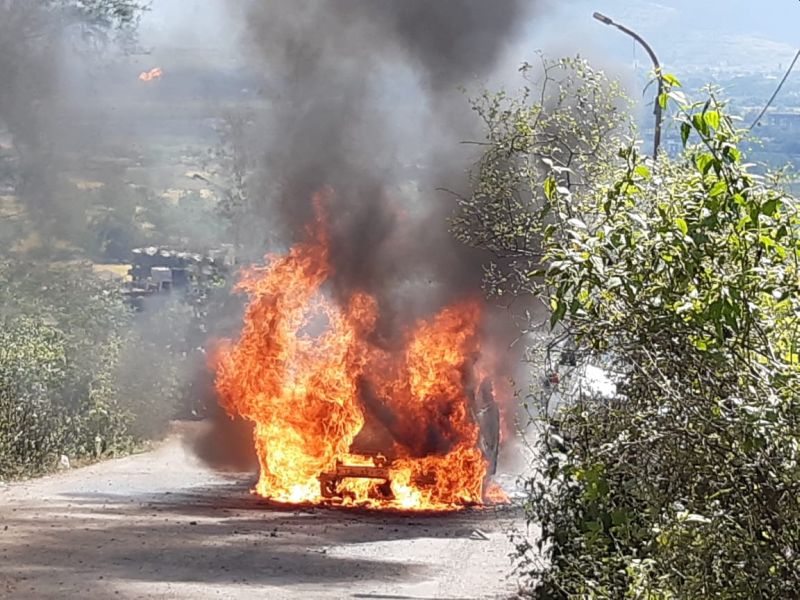 Large traffic congestion when a car suddenly caught fire on the road of Ekweera Temple | एकविरा मंदिरच्या रोडवर अचानक कारला आग लागल्याने मोठी वाहतूक कोंडी