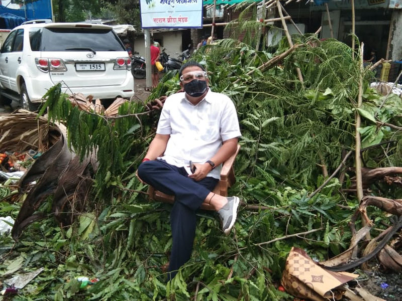 MNS Leader Mahesh Kadam agitation sitting in the garbage; Then Thane Municipal Corporation also woke up | कचऱ्यात बसून मनसेचे महेश कदम यांचे आंदोलन; त्यानंतर ठाणे महापालिकेलाही आली जाग