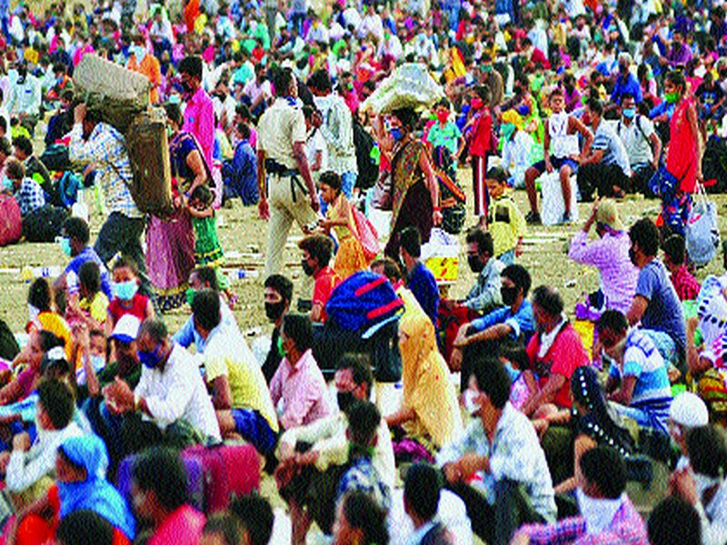 Thousands of workers throng Vasai's Suncity ground; The fuss of social distance | वसईच्या सनसिटी मैदानात हजारो मजुरांची गर्दी; सोशल डिस्टन्सिंगचा फज्जा