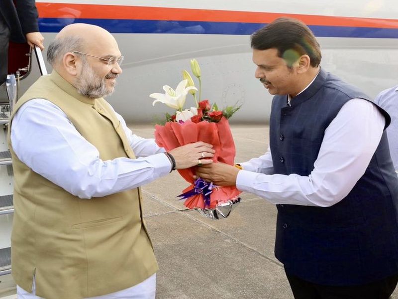 Former Chief Minister Devendra Fadnavis receives Union Home Minister & BJP President Amit Shah at Mumbai Airport. | महाविकास आघाडीच्या सरकारने विश्वासदर्शक ठराव जिंकल्यानंतर अमित शहा मुंबईत