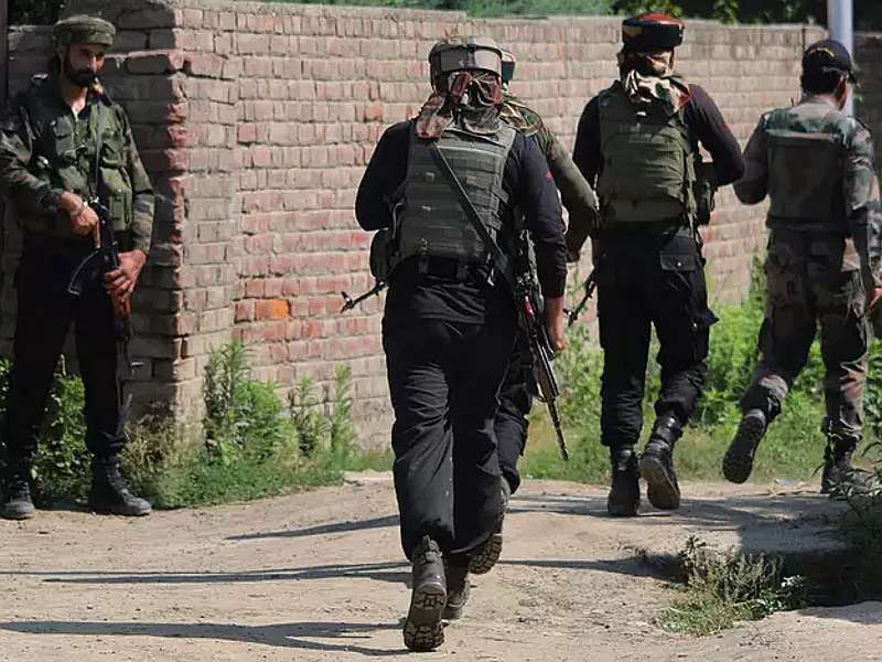 Kashmir: Three militants death in Kashmir | काश्मिरात ३ अतिरेक्यांचा खात्मा,‘लष्कर’च्या एका दहशतवाद्यास अटक