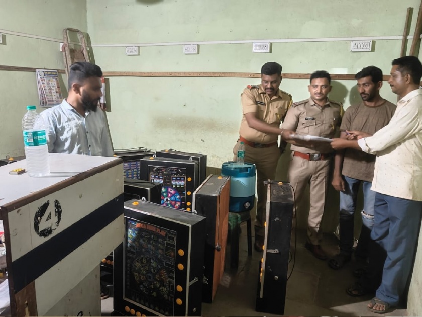 Gambling in the name of video game in Kudal Sindhudurg, 9 lakhs worth seized | कुडाळ शहरात व्हिडीओ गेमच्या नावाखाली जुगार, ८ जणांवर गुन्हा दाखल; ९ लाखांचा मुद्देमाल जप्त