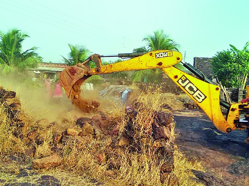 Road obstruction of villagers in Mervi Kudtarkarwadi | मेर्वी कुडतरकरवाडीतील ग्रामस्थांचा रस्ता अडथळा मुक्त