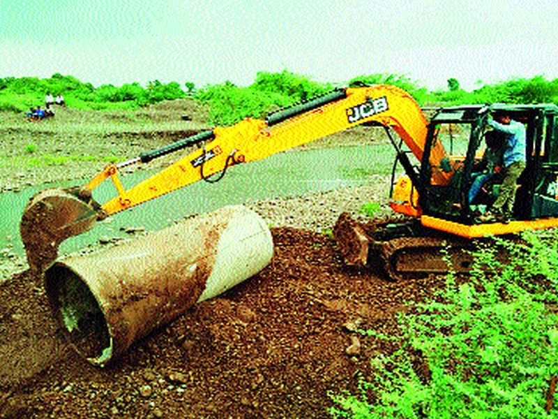 At the end of the encroachment of the cucumber river | कुकडी नदीतील अतिक्रमण अखेर काढले