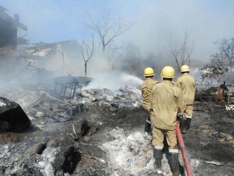 Cuncolim fiber boat unit gutted in fire, 10 crores loss | कुंकळ्ळीत फायबर बोट कारखान्याला आग, १० कोटींचे नुकसान
