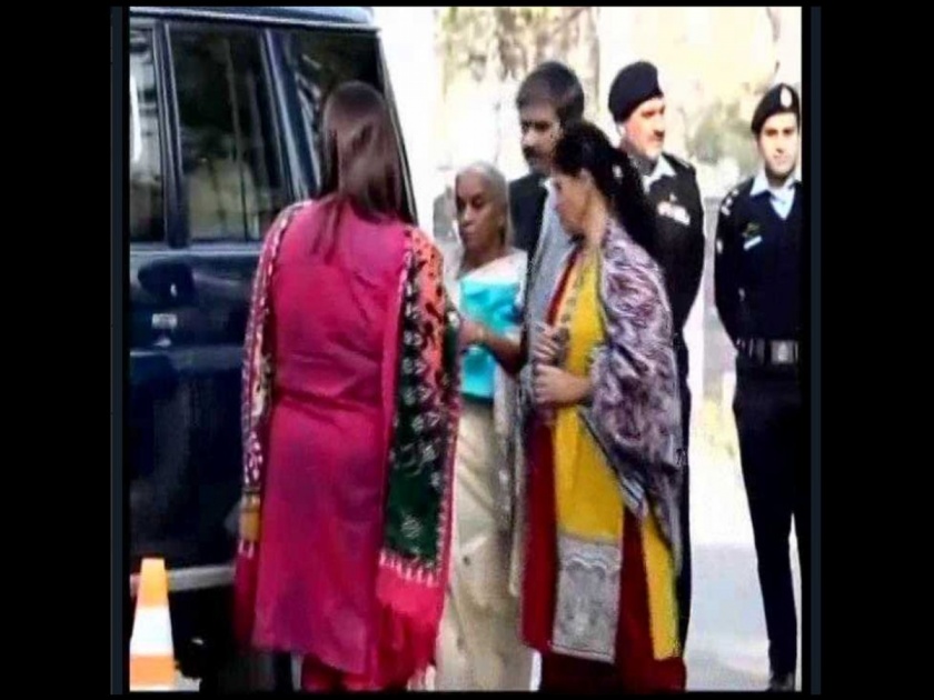 Pakistan ministry sends thank you note to journalists who heckled kulbhushan jadhavs mother wife | संताप आणणारं कृत्य ! कुलभूषण जाधव यांच्या पत्नी-आईचा अपमान करणा-या पत्रकारांची पाकिस्तानी परराष्ट्र मंत्रालयानं थोपटली पाठ