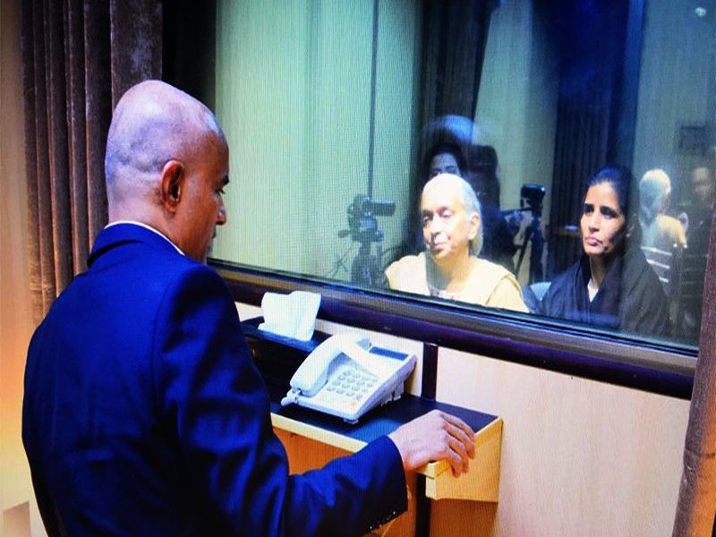 kulbhushan jadhav pakistan jail mother wife india meet interaction | Live : पाकिस्तानी परराष्ट्र मंत्रालयाच्या कार्यालयात कडेकोट सुरक्षा व्यवस्थेत कुलभूषण जाधव यांची आई-पत्नीसोबत झाली भेट
