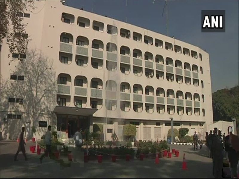 Pak tightens security ahead of jadhavs meeting with family | कुलभूषण जाधव आज भेटणार आई-पत्नीला, पाकिस्तानी परराष्ट्र मंत्रालयाबाहेर शार्प शूटर्स तैनात