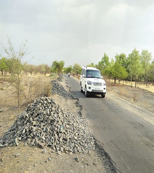 Karjat-Kuldharan road strengthened | कर्जत-कुळधरण रस्त्याचे मजबुतीकरण रखडले