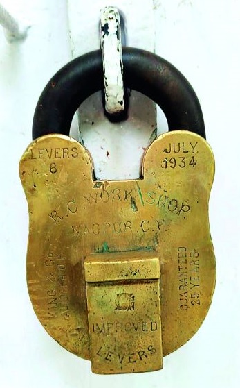 Guarantee 25 years, service over 87 years; What is the key to the success of this lock? | गॅरंटी २५ वर्षांची, सेवा मात्र ८७ वर्षांहून अधिक; 'या' कुलुपाच्या यशाची 'किल्ली' काय आहे?